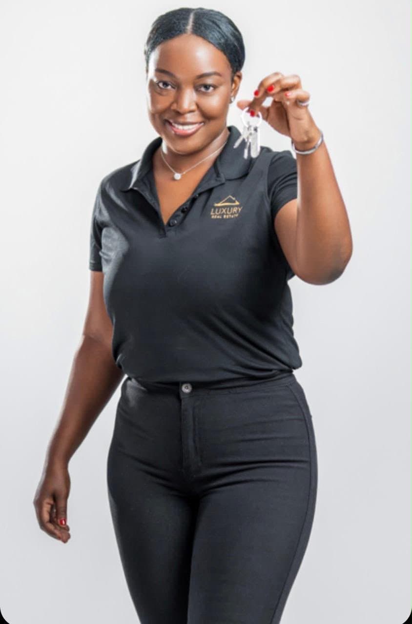 Your Luxury Real Estate agent holding a set of keys